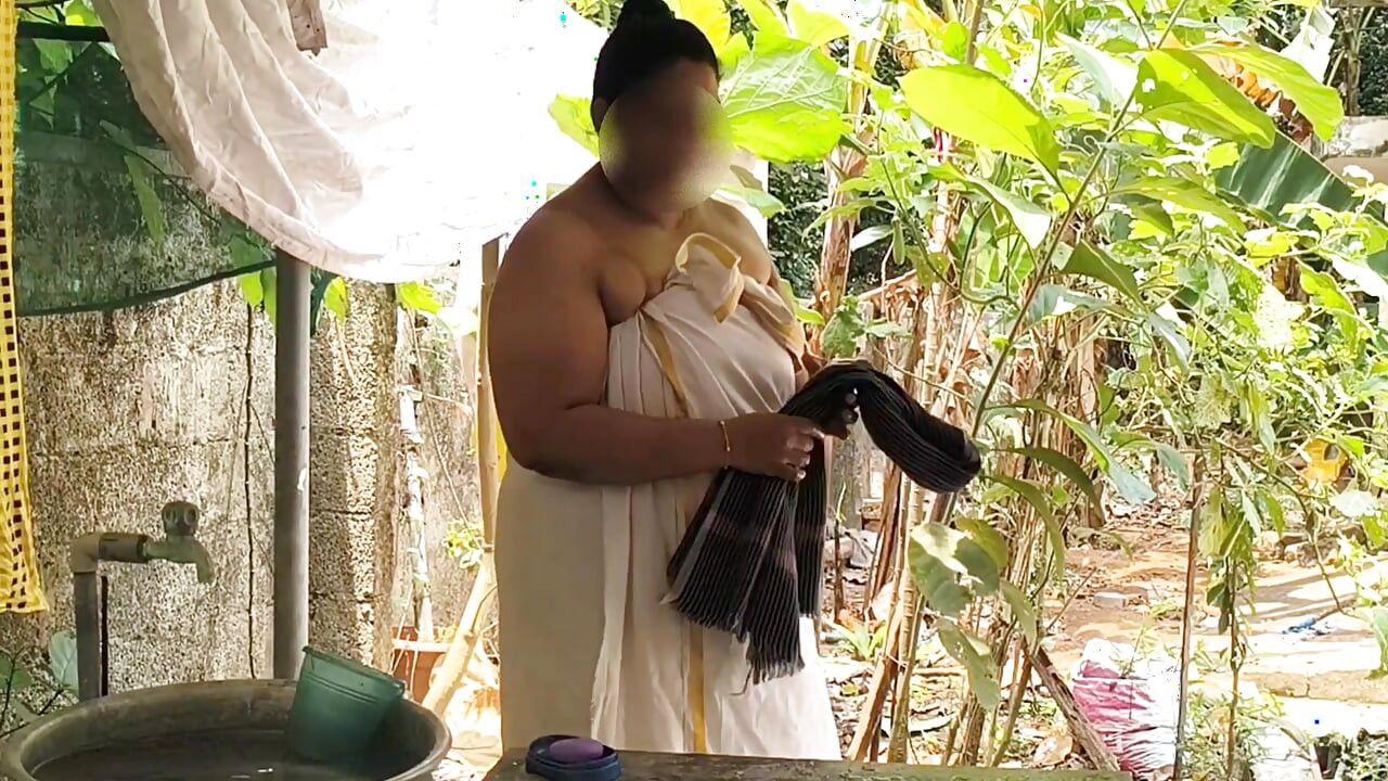 Round ass, mallu bathing outdoor, fully naked teasing Neighbours