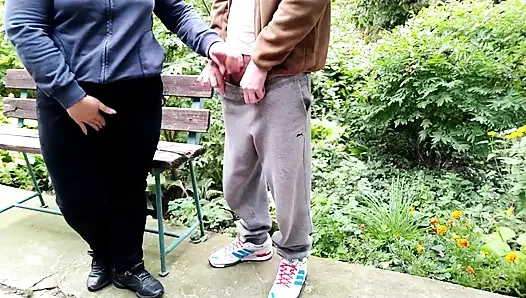 Ateşli olgun üvey anne sıkı büyük götüne boşalıyor