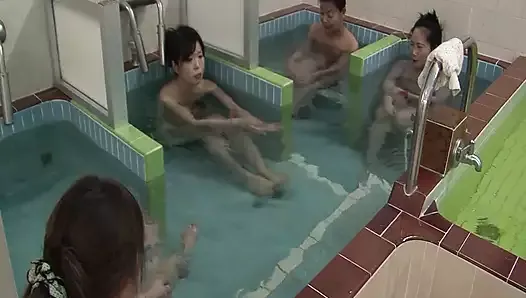 Chicas japonesas toman una ducha y son tocadas por un chico pervertido