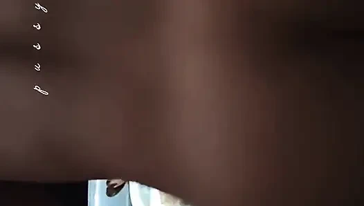 Cewek sange ini lagi asik twerking kontol raksasa sampai muncrat