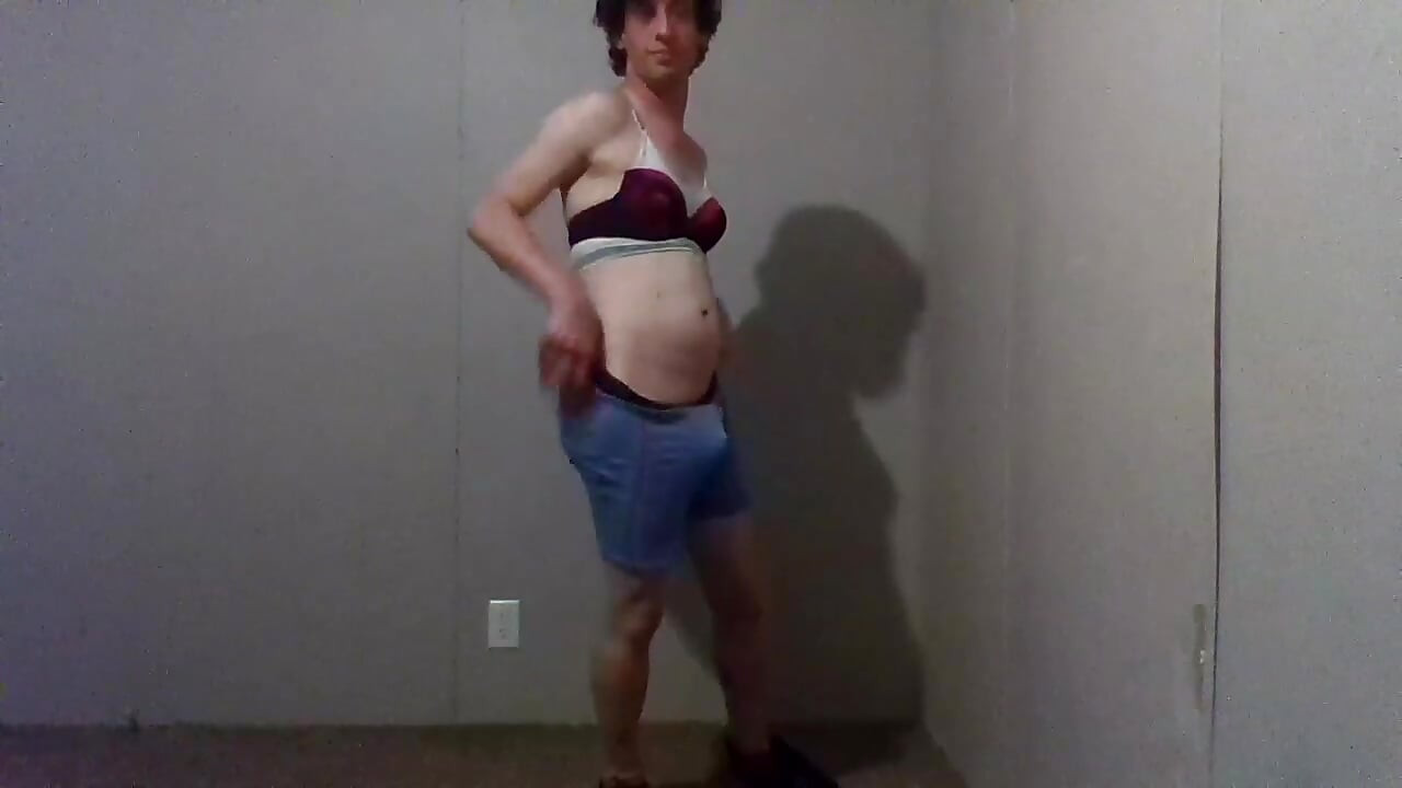 Experimentando roupas brincando, se vestindo e se despindo