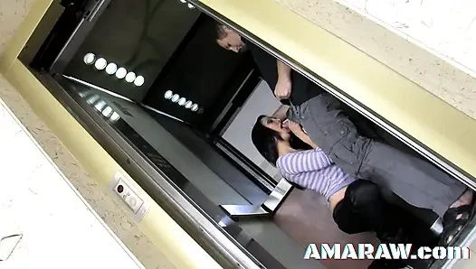 Sara glock si cewek rambut cokelat toket besar memeknya dientot habis-habisan