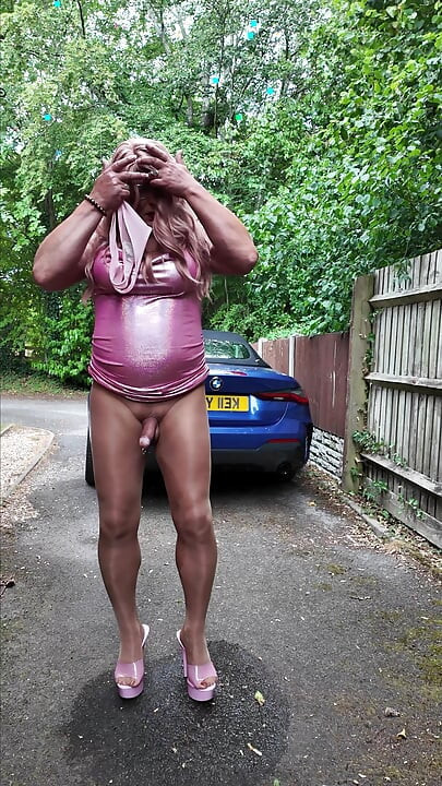 Sexy Crossdresser Kellycd2022 με το ροζ γυαλιστερό φόρεμά μου, σέξι καλσόν χωρίς ραφή και γόβες