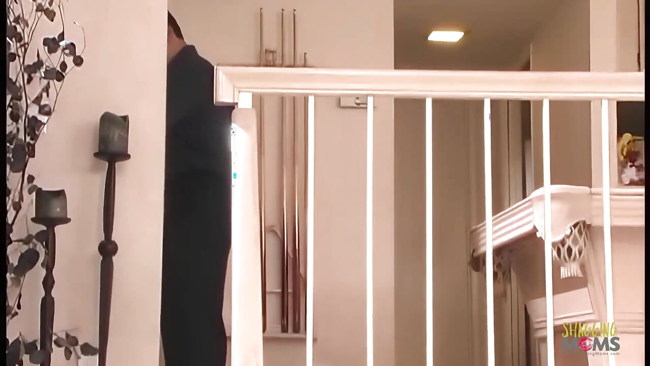 金髪の女の子がソファで膣を舐められ、掘られる
