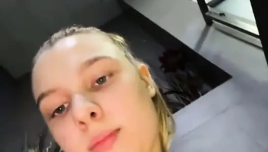 Verrückte öffentliche fickende muschi im fitnessstudio