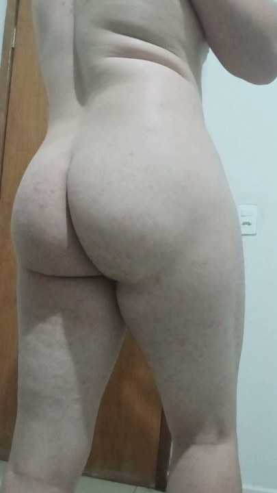 Femboy dengan kaki diolah dari gym