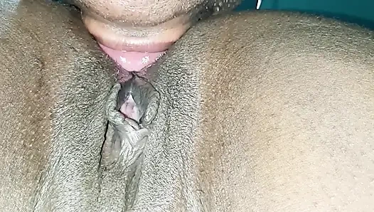 Cowok ini nyepong kontolku dan aku mengaku kalau aku sama pria lain di motel