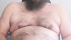 Oso gordo se masturba mientras sueña con engordar