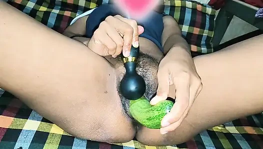 Taniya Sharma мастурбирует большим огурцом и трахает пальцами в очко