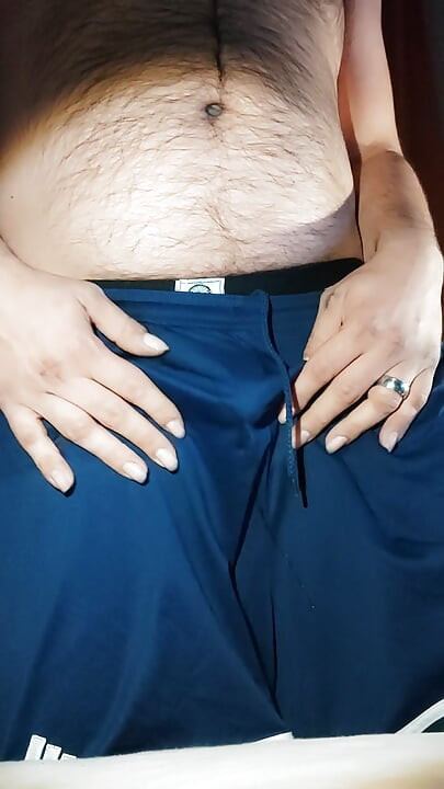 超肮脏的肮脏垃圾小便在他的袜子和运动鞋里小便