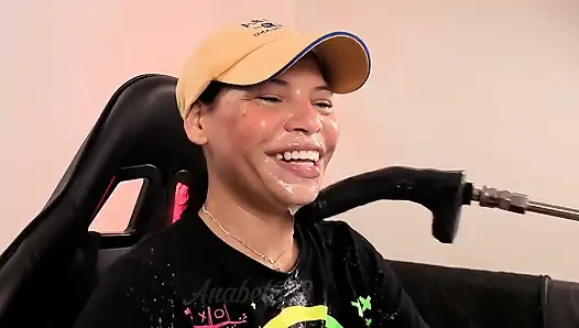 Я извергаю грязь на твоём лице и твёрдом члене, следуй за моим горлом крепко