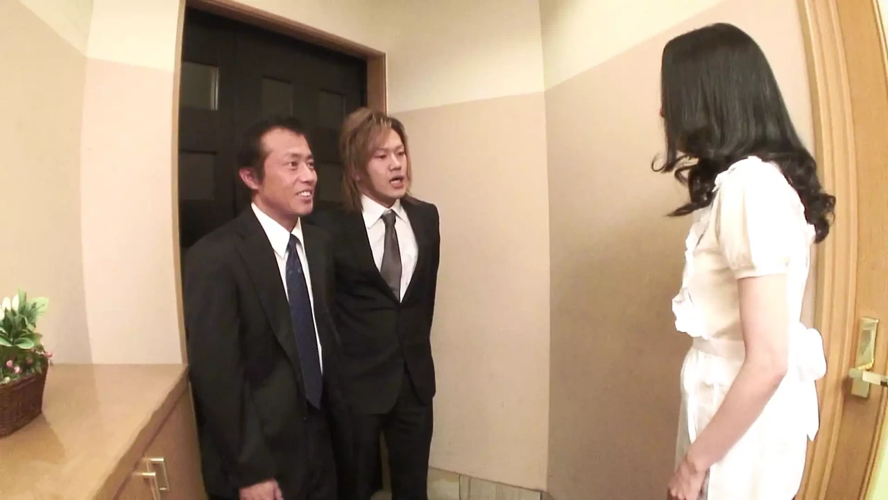 热辣的女孩吮吸一根巨大的鸡巴，然后在两个洞里被干