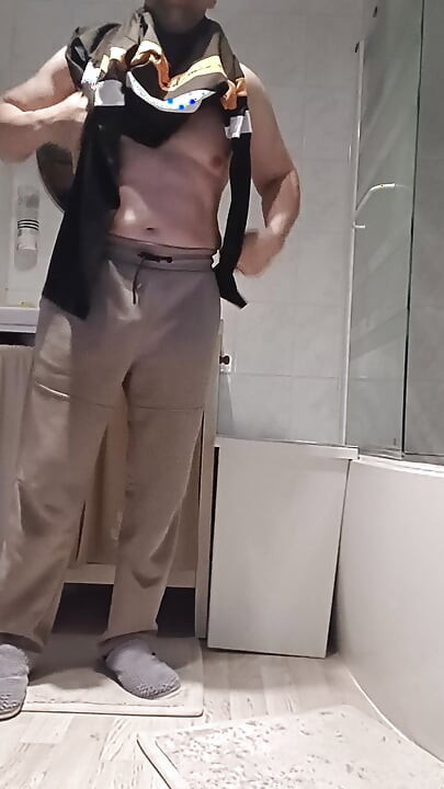 與年輕蕩婦在淋浴間的網路攝像頭
