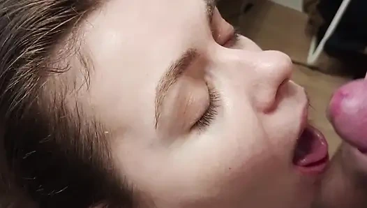 Gerçek sürtük - gırtlağına kadar - ağız sikişi - döl yutma - pahalı değil