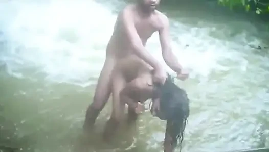 Desi girl ko nahate samye hi pakd ke jabbar dasti pela