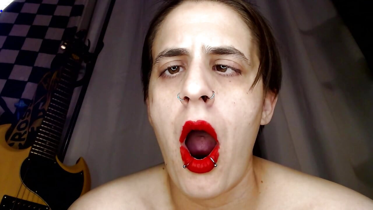 Mamando muñeca, lápiz labial rojo