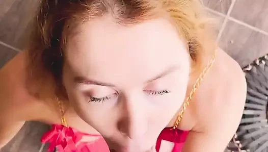 Sevimli bir esmerden komşuya sulu bir sakso (bakış açısı)