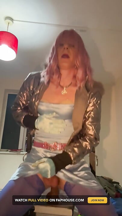 Jess Silk cavalga seu vibrador