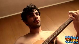 Un musicien hétéro a un solo de guitare avant de se masturber