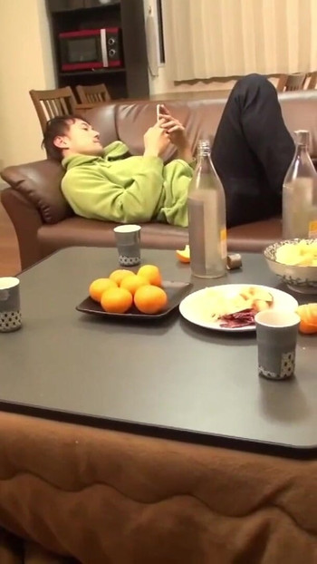 Egy új felfedezés, hogy annyi fehérneműt láthatsz, amennyit csak akarsz, amíg a kotatsuban vannak! 2 | Klip 1