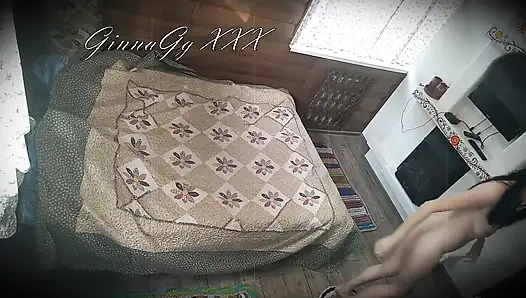 Деревенская девушка красиво вытягивает свою волосатую киску под красивую музыку