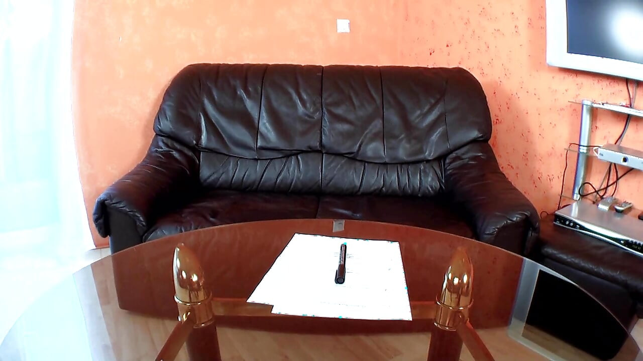 Brunette Babe Dobbelt Penetreret På Lædersofa