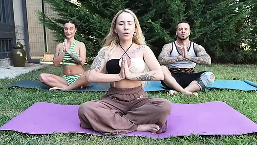 Monika fox dan jack23 si master yoga yang lagi asik muasin memeknya pakai chakra!