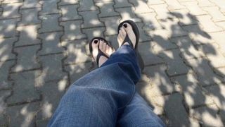 Sexy Füße beim Spaziergang