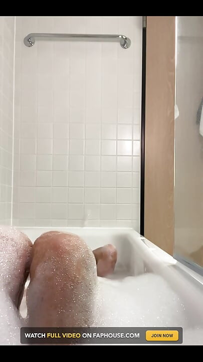 Francuski femboy se tušira i sprema za spoj