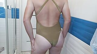Un garçon porte un maillot de bain sexy en or brillant