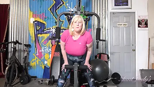 Auntjudys - catherine si cewek semok dengan berbulu lagi asik masturbasi di gym