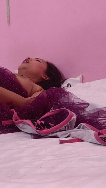 Spectacular moment from "Starring Sexy Queen Desi Zoya Malik bhabhi ne devar ko diya surprise Hindi Clear Audio"