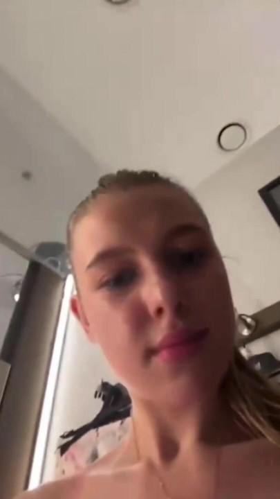 Jucielussie horny in changing room | Clip 1
