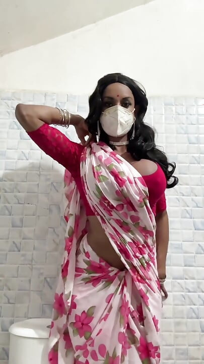 Pembe sari elbiseli travesti mastürbasyon yapıyor