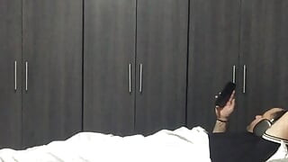 Masturbiram pred mužem i snimam video.