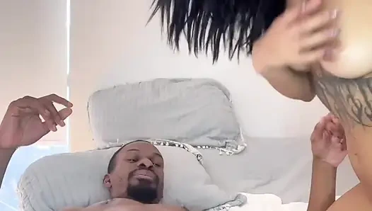 Büyük zenci dövmeli bir latini parçalıyor