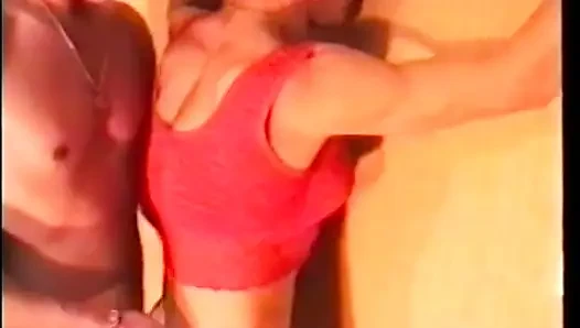 Ateşli iki erkek bir kadın biseksüel üçlü grup seks yaptıktan sonra adam ve sürtük götüne dildo alıyor