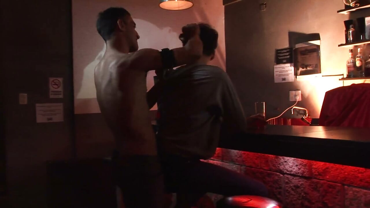 カフェで不安定な男の子とセックスする