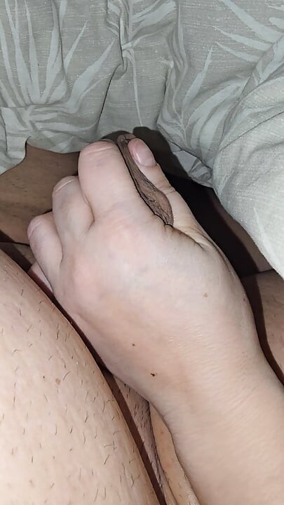 Stiefmutter lacht, als stiefsohn nach einem tollen handjob kommt