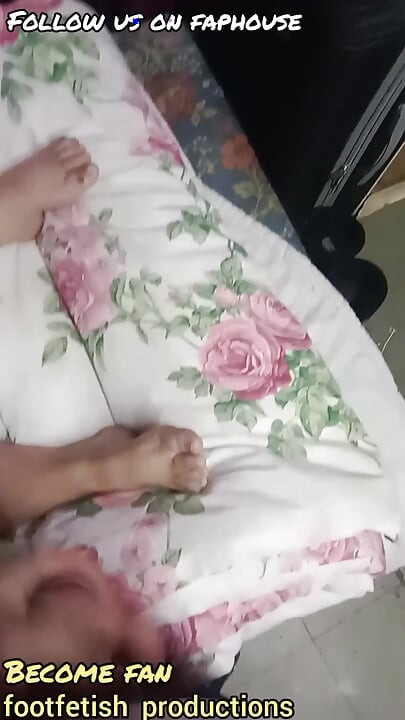 Secretly Jacking off to Stepmom's Foot