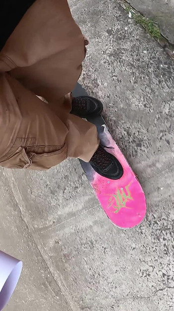 一个巨大的溜冰运动员玩弄一个娇小的人，然后吃掉他