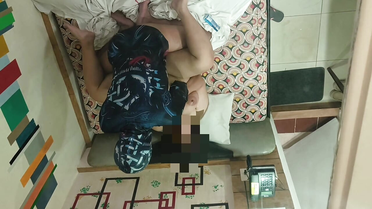 Aldatılan koca, yabancının karısının amını genişletmesini izliyor