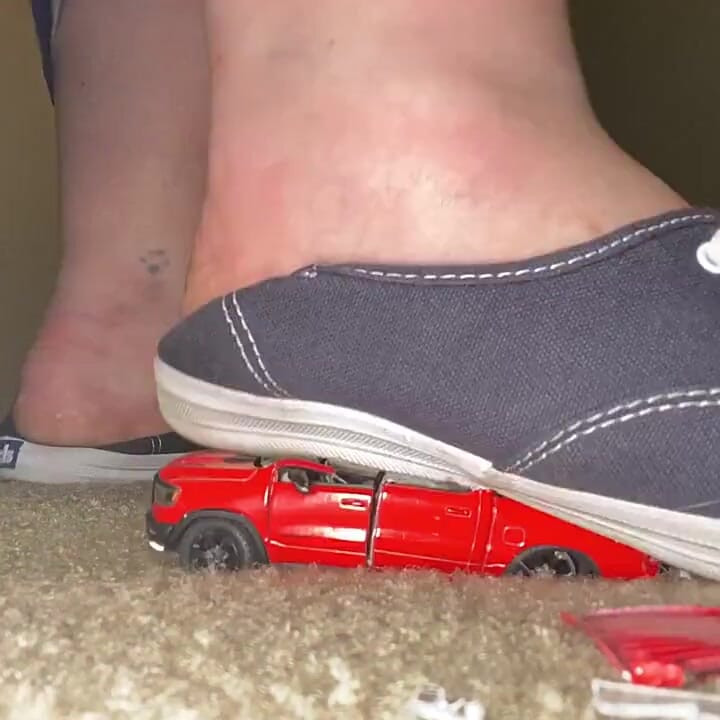 Giantess Stomps a Truck