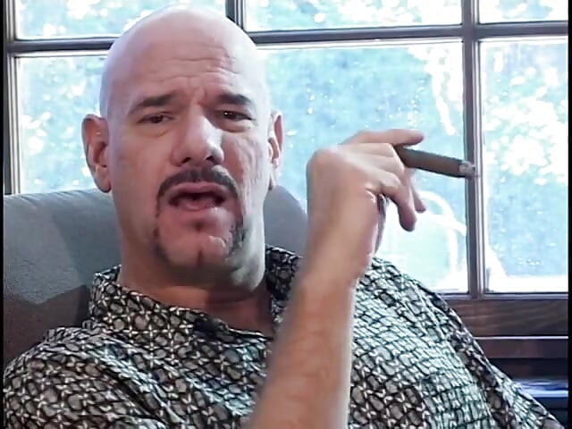 Nena de chocolate cachonda quiere probar la polla blanca y follarla más o menos