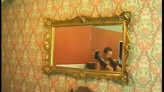 Seksi sarışın erkeğinin yarağını emiyor ve sonra yemek odasındaki yerde götten sikiliyor