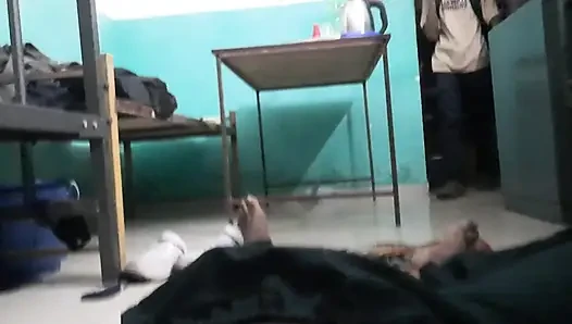 Oğlan yatakta azgın yatıyor ve kendine dokunuyor