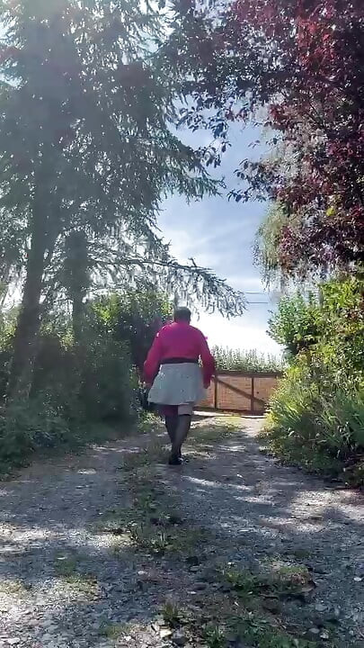 In a quick outfit with a fuchsia blouse for an evening