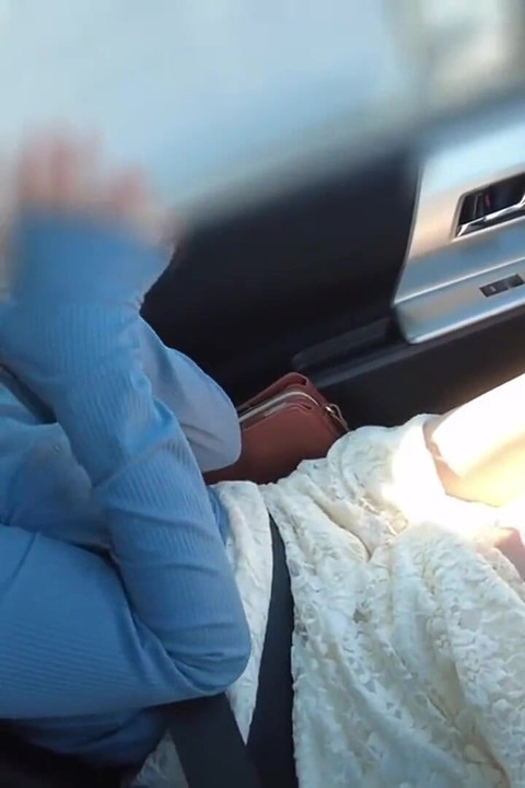 Rokzijde plagen waar gelikt begraas overgaat tot een onmiddellijke climax het moment dat ze wegzakt - 1