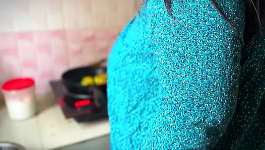 Ateşli orta yaşlı seksi Müslüman yenge mutfakta yemek yaparken debar tarafından anal sikiliyor ve kocası evde değil - Arap anal seks