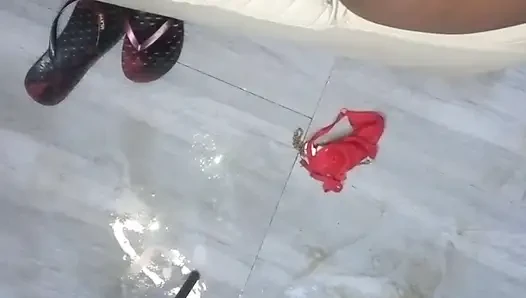 Lantainya basah, penuh air yang bocor dari akunku setelah ngentot enak banget, memalukan banget.